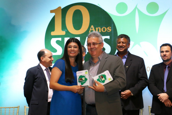 Vice-governadora e secretária Rose Modesto ao lado do superintendente de Assistência Social, Sérgio Wanderly, ambos homenageados com o “Mérito Maria Bezerra”