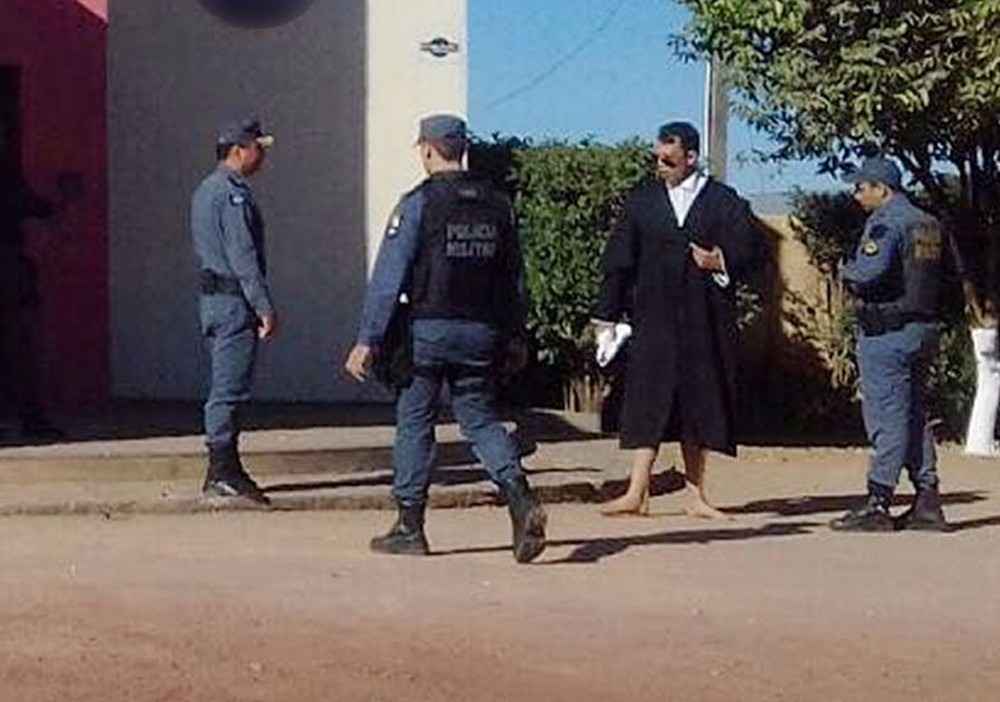 Promotor estava usando toga em frente a emissora de TV em Guarantã do Norte (Foto: Reprodução)