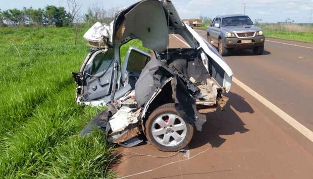 Carro se parte ao meio depois de uma forte colisão com caminhão (Mariana Rodrigues/Midiamax)