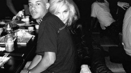 Rapaz ajudado por Madonna é baleado no Complexo da Penha Edeson e Madonna juntos durante a passagem da cantora pelo Brasil, em 2010 Foto: Reprodução do Facebook