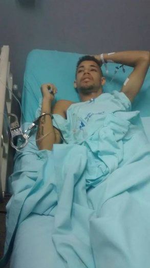 Rapaz ajudado por Madonna é baleado no Complexo da Penha O rapaz no hospital, algemado ao leito Foto: Reprodução do Facebook