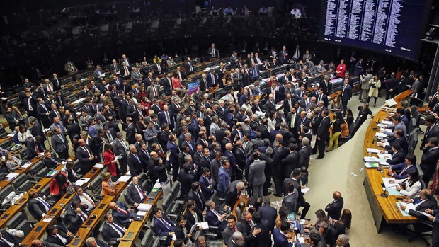 Maioria dos reeleitos na Câmara foi contra reformas