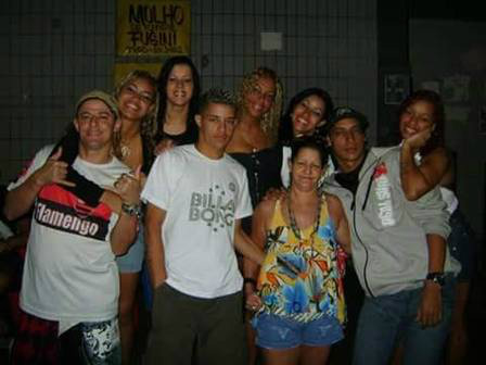 Rapaz ajudado por Madonna é baleado no Complexo da Penha Edeson (de camisa branca e sem boné) ao lado da mãe e de outros parentes Foto: Álbum de família