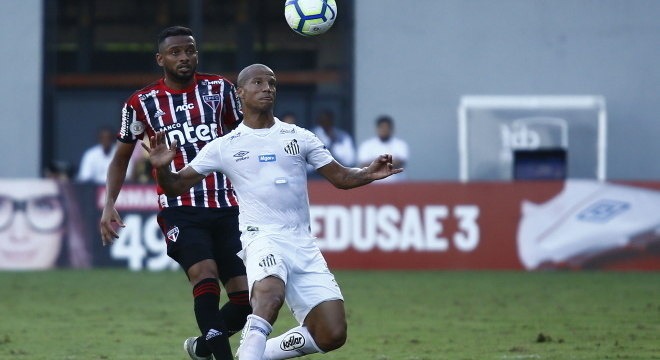 Reinaldo e Carlos Sánchez na disputa do clássico na Vila Belmiro
Luis Moura/Estadão Conteúdo