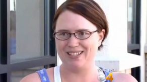 Mulher é despedida por dar comida para crianças sem dinheiro Mulher é despedida por dar comida para crianças sem dinheiro