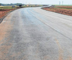 Cortes da União travam obras de três rodovias em MS Parte da MS-165 está com as obras paradas e precisa de R$ 7,5 milhões para ser asfaltada
(Foto: Joelso Gonçalves/ Aral Moreira News)