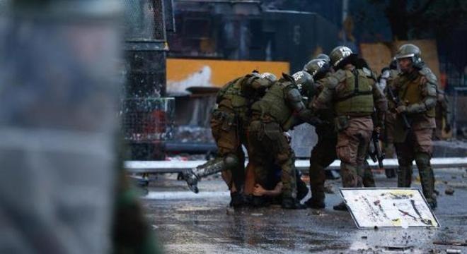 Número de mortos em protestos no Chile chega a 23, divulga governo Na sexta-feira (15), 268 pessoas foram detidas e 26 ficaram feridas
Alberto Valdes/EFE