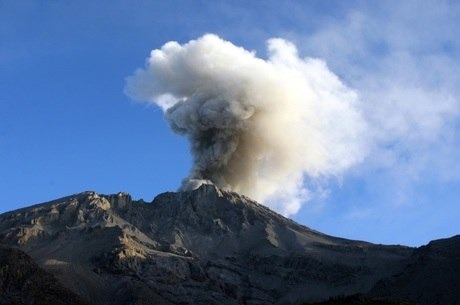 Erupção de vulcão deixa 30 mil pessoas desabrigadas no Peru As cinzas cobriram 617 escolas e 20 unidades de saúde
Mariana Bazo / Reuters
