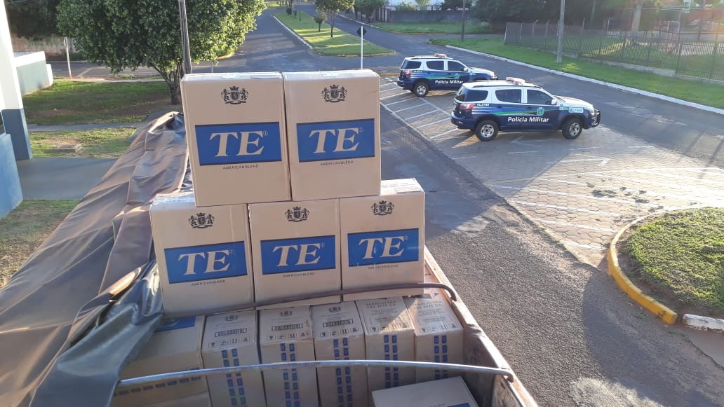 PM apreende caminhão com 800 caixas de cigarros contrabandeados Divulgação/PM