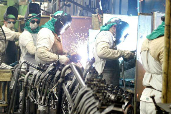 Produção industrial cresce em nove locais em setembro Pesquisa do IBGE constatou que produção industrial cresceu em nove dos 14 locais analisados EBC