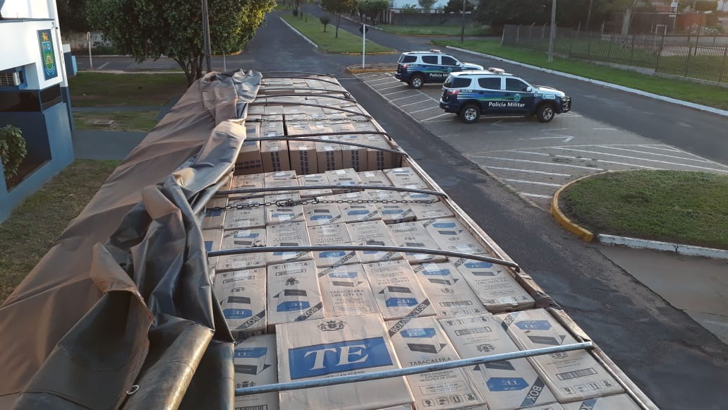 PM apreende caminhão com 800 caixas de cigarros contrabandeados PM apreende caminhão com 800 caixas de cigarros contrabandeados