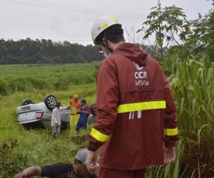 Astra onde estava Ronaldo Pereira da Silva capotou e parou fora da pista - Paulo Ribas / Correio do Estado