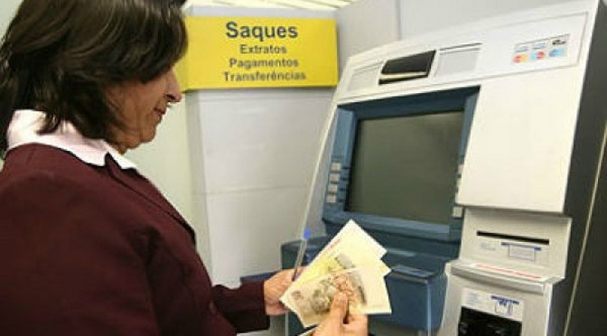Servidores públicos estaduais já podem sacar salários de janeiro nesta quarta-feira Divulgação