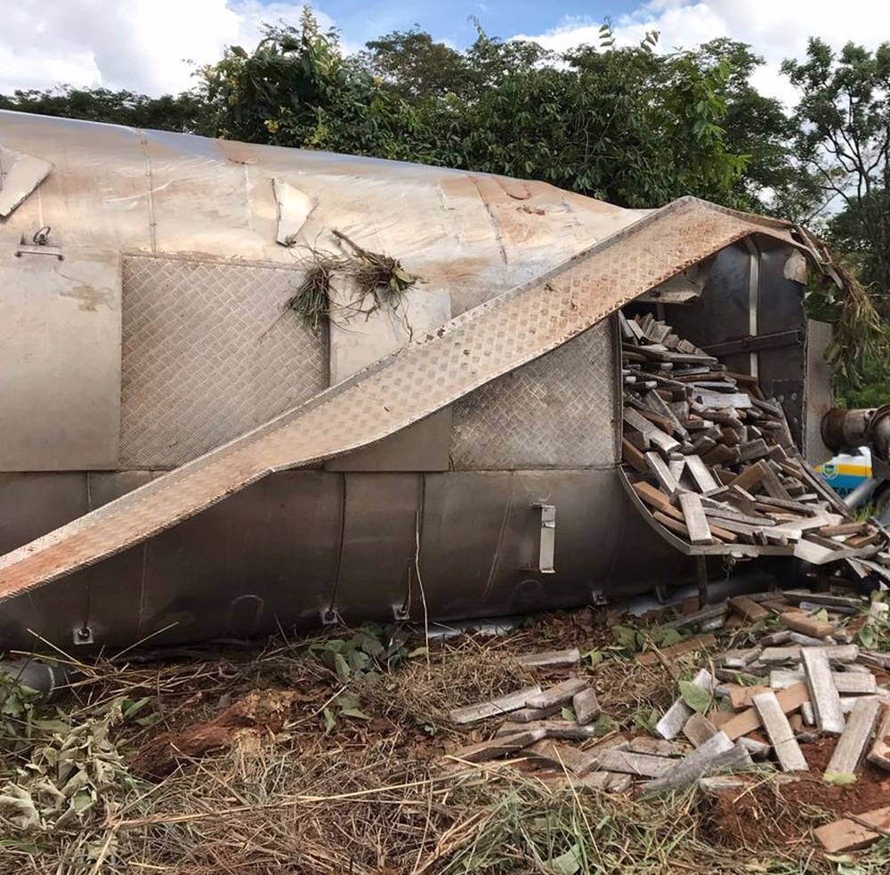 Caminhão tanque carregado com maconha tomba fora de rodovia Droga espalhou para fora do tanque (Foto: PRE/Divulgação)