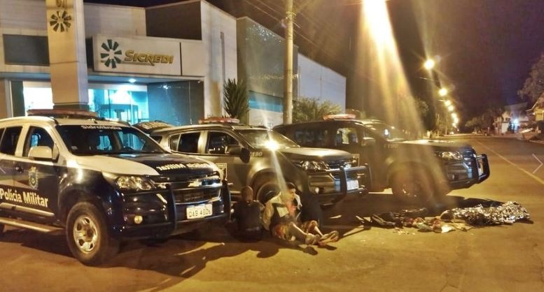 PM prende três homens tentando furtar agência bancária PM prende três homens tentando furtar agência bancária