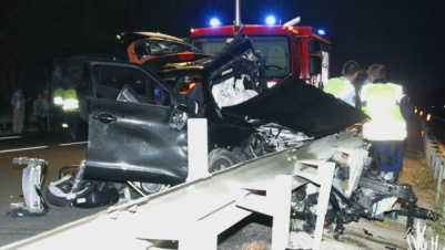 Jogador de rúgbi e mulher morrem em acidente de carro na França; filha sobreviveu O carro de Collins ficou destruído Foto: Jean Pierre Amarger / AP