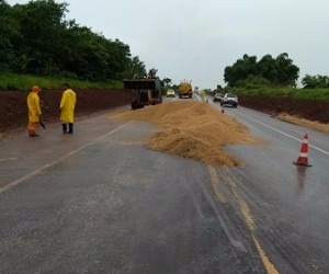 Tombamento com carga de soja provoca lentidão na BR-163 Interdição da pista resultou em 3 quilômetros de congestionamento na pista - Paulo Ribas