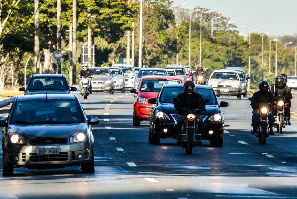 Lei do Farol Baixo está novamente suspensa no DF De acordo com a medida, suspensa no DF, quem descumprir a lei será multado em R$ 85,13, por infração leve, e terá quatro pontos na carteira de habilitaçãoJosé Cruz/Agência Brasil