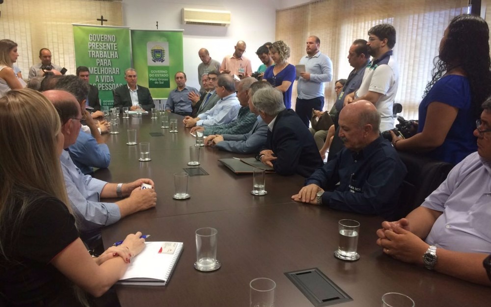 Reunião em que o governador de Mato Grosso do Sul, Reinaldo Azambuja (PSDB), apresentou nesta segunda-feira (4) o cronograma de pagamento do funcionalismo para este fim de ano (Foto: Maureen Mattiello)