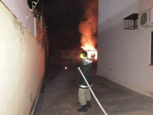 Ao queimar lixo, idosa causa incêndio que destrói casa Este foi o segundo caso de incêndio pelos Bombeiros em 24 horas-Foto: TL Notícias