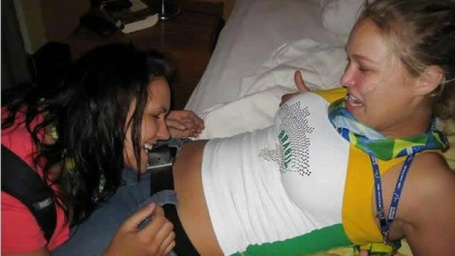 Imagem de Ronda Rousey com uma mulher desconhecida mordendo o seu cinto vazou na internet em 2013. A campeã do UFC sempre negou que seja lésbica e nunca comentou sobre a foto Foto: Reprodução / Twitter
