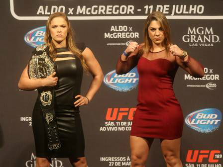 Ronda ao lado da brasileira Bethe Correia, sua próxima adversária Foto: Guilherme Pinto / Agência O Globo

