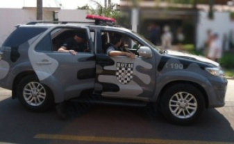 Policiais chegam à casa das vítimas em Três Lagoas. 
(Foto: Rádio Caçula)