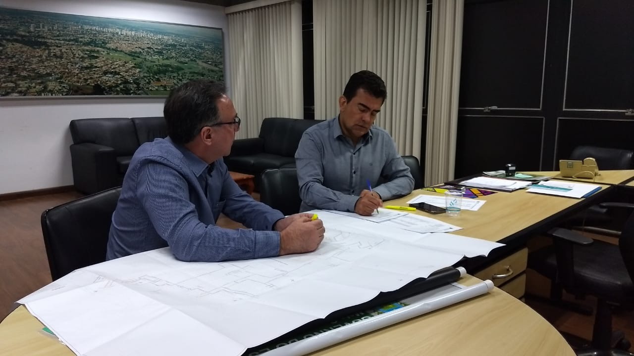 Marçal garante duplicação de três avenidas em Dourados Presidente da Agesul, Luis Roberto, em audiência com o deputado Marçal Filho