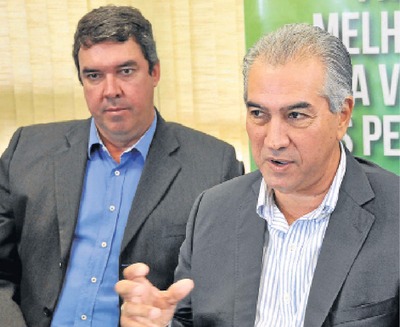 Eduardo Riedel (secretário de Governo) ouve Azambuja falar sobre medidas impopulares - Foto: Valdenir Rezende/Correio do Estado