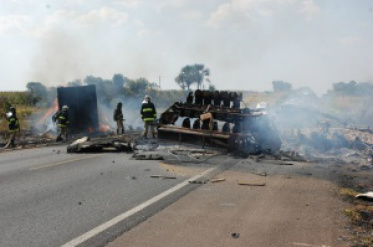 Os veículos ficaram totalmente destruídos 
(Foto: Simão Nogueira)