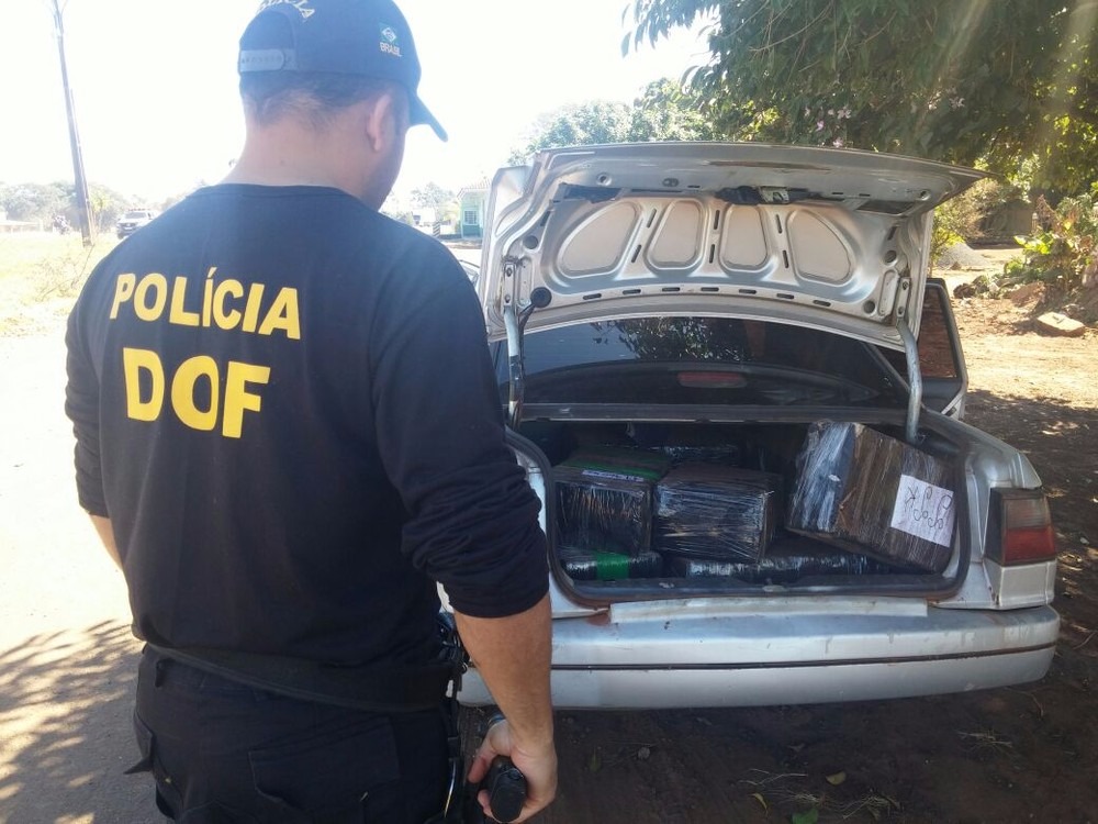 Suspeito perde controle de carro carregado com maconha ao fugir da polícia Droga estava acomodada em porta-malas do carro (Foto: DOF/Divulgação)