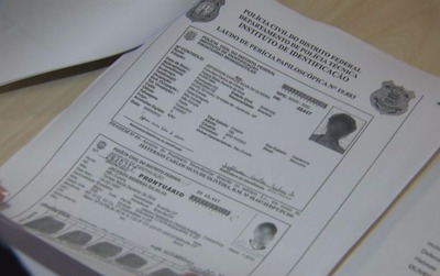 Homem é preso por engano acusado de crime cometido pelo irmão Laudo da perícia da Polícia Civil do Distrito Federal aponta diferença entre digitais de criminoso e irmão, preso por engano - Crédito: (TV Globo/Reprodução)