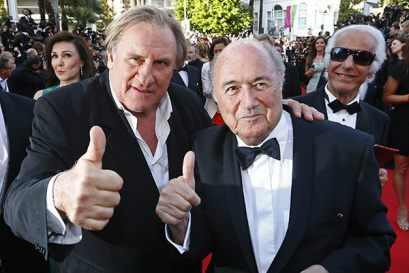 Ator Gerard Depardieu (esquerda) e o presidente da Fifa, Joseph Blatter, no tapete vermelho do Festival de Cinema de Cannes, no ano passado
Foto: Yves Herman/Reuters