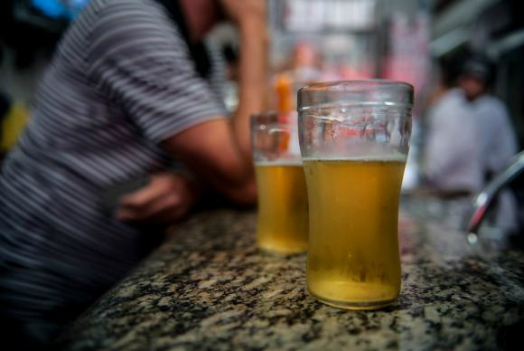 Quase metade das mortes no trânsito em SP tem relação com álcool, diz estudo Entre junho de 2014 e dezembro de 2015, 42,9% das vítimas de acidentes fatais de trânsito na cidade de São Paulo haviam ingerido álcoolArquivo/Marcelo Camargo/Agência Brasil