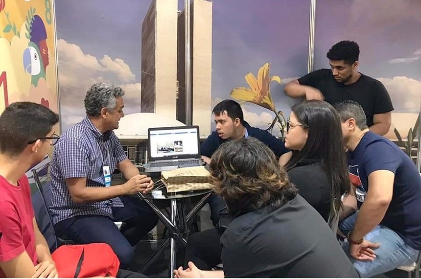 Feira do Livro estimula a participação de estudantes na atividade parlamentar Washington Brito apresenta o portal do Senado a estudantes na Feira do Livro do Recife. Foto: Agência Senado