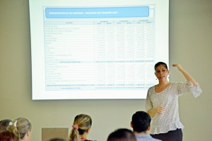 Secretária adjunta da SESAU discute reestruturação com sindicatos e servidores da saúde A secretária adjunta, enfermeira Andressa De Lucca Bento, em reunião com servidores. (Foto: Mario Abdo)