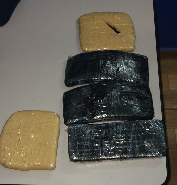 Mulher é presa em ônibus levando haxixe preso ao corpo Mulher é presa em ônibus levando haxixe preso ao corpo