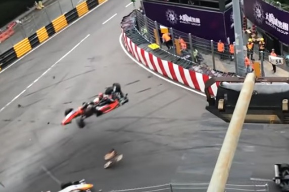 Vídeo: Grave acidente com piloto alemã na corrida de F3 em Macau Reprodução