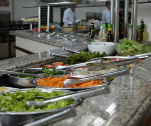 Reajuste nos principais itens da alimentação puxa custo de restaurantes 
(Foto: Hortifrútis, carne, arroz e feijão tiveram ma)