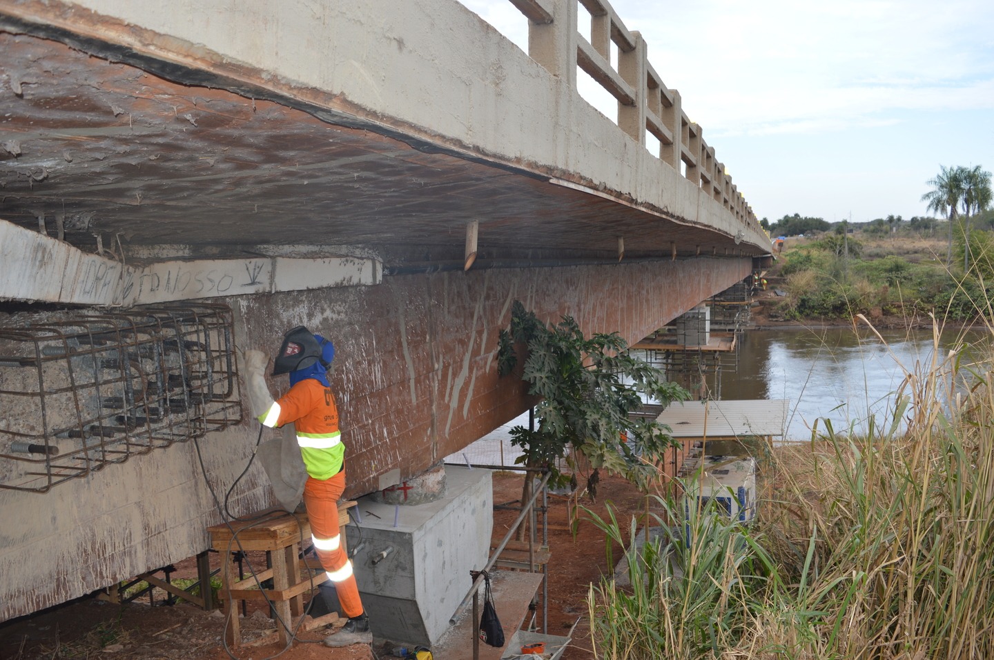 Tráfego na ponte sobre o rio Dourados opera em sistema pare-e-siga Vinicios Araújo/Dourados News