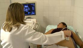 Em um ano de epidemia, vírus Zika mudou a forma como mulheres encaram a gravidez Mulheres buscam no exame de ultrassom descobrir se o tamanho da cabeça do bebê está adequada ao desenvolvimentoImagens/TV Brasil