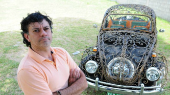 Sidney de Almeida e seu Fusca de ferro e madeira. Foto: Marcio Oliveira