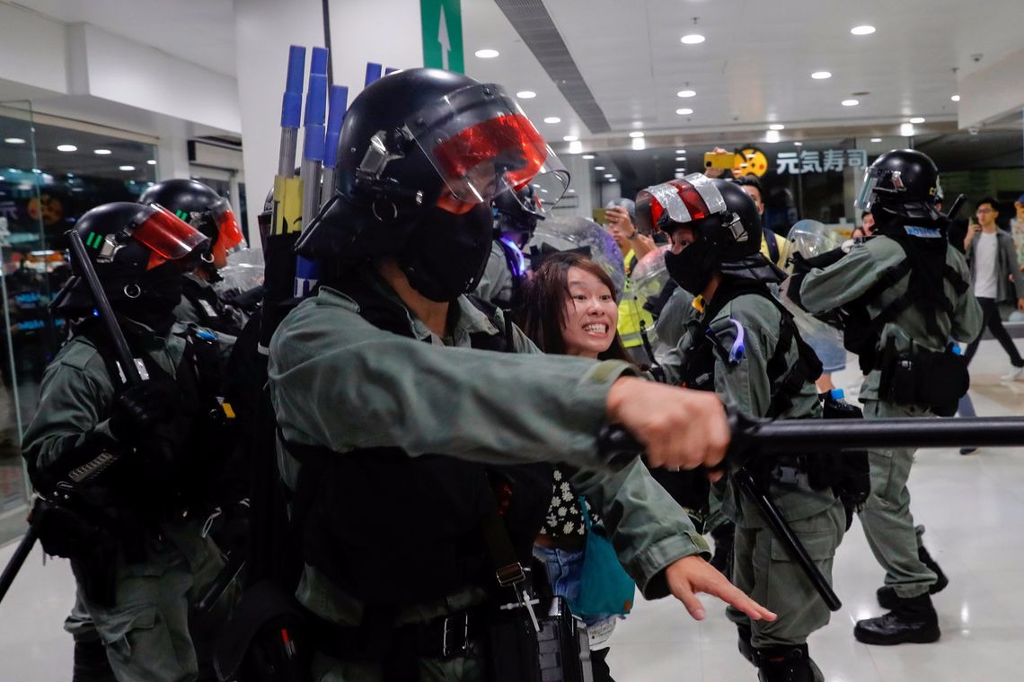 Polícia de Hong Kong ameaça disparar balas reais contra manifestantes TYRONE SIU