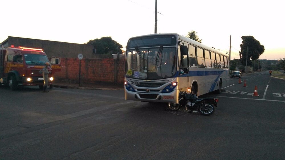 Motocicleta bateu na lateral do ônibus, no Jardim Tijuca, em Campo Grande (Foto: Osvaldo Nóbrega)