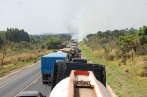 O congestionamento chegou a 5 km nas duas direções 
(Foto: Simão Nogueira)