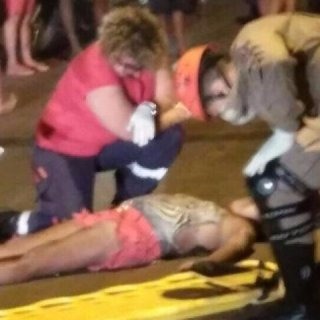 Motociclista bate em carreta e mulher na "garupa" morre na hora Motociclista bate em carreta e mulher na "garupa" morre na hora