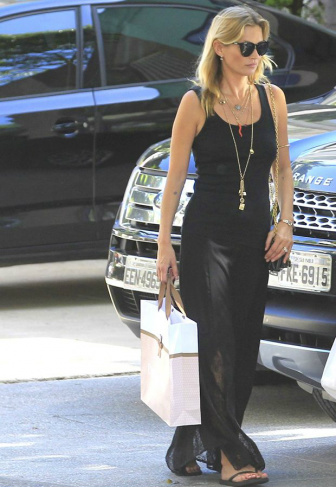 Kate Moss deu trabalho durante um voo para Londres / Delson Silva e Francisco Cepeda/AgNews	