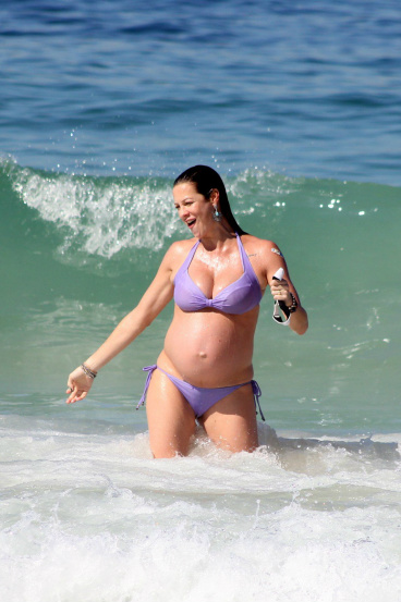 Luana Piovani exibiu o barrigão durante passeio na praia / Julio Cesar / AgNews	
