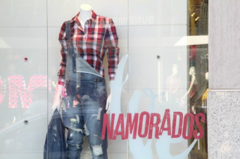 Nas vitrines, dia dos namorados é exaltado, chamando atenção para os presentes. (Foto: Marcos Ermínio)