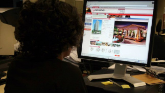 Enquanto 45% dos usuários do site têm entre 36 e 69 anos, 55% fazem parte da chamada Geração Y Foto: Fabiano Rocha / Extra